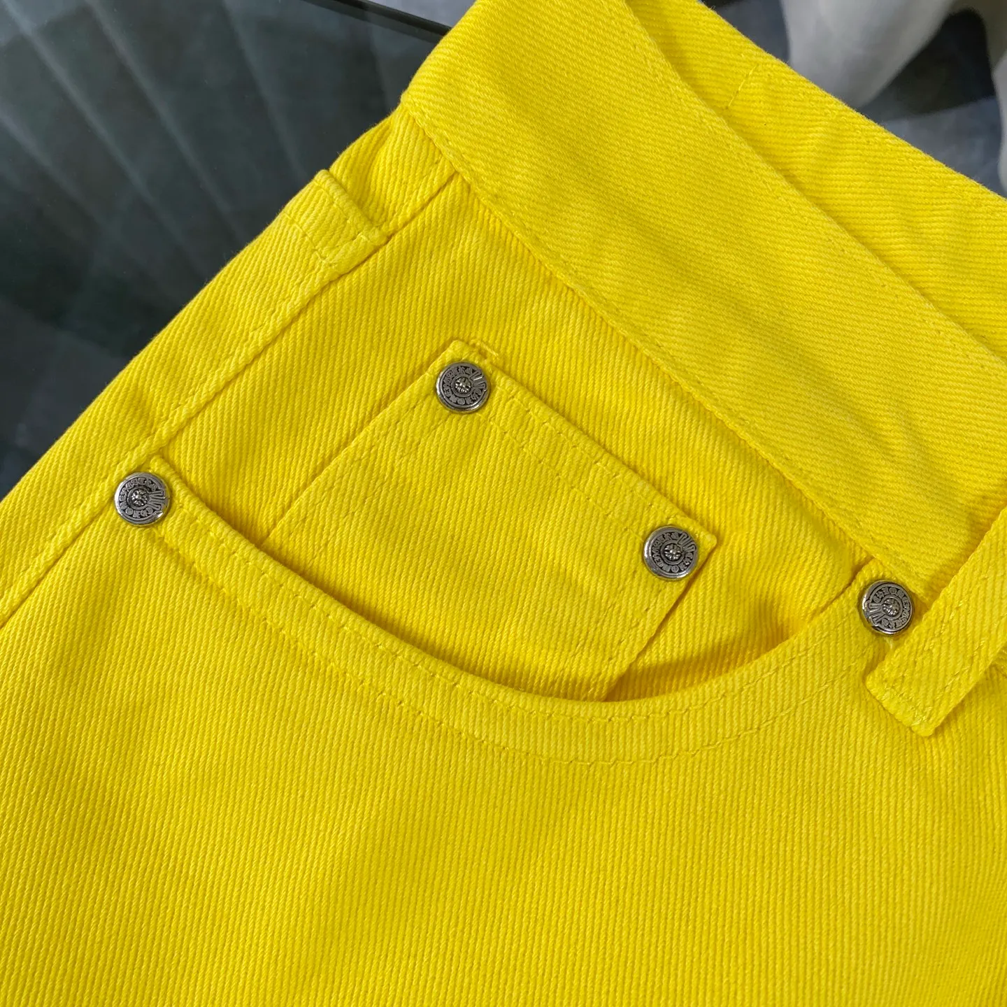 P270 CH Chromehearts 2025 new Paris-limited yellow large cross jeans, top ceiling quality, styles with different wash textures, very friendly to people with thin legs and thick legs, the straight and loose version is very flattering to the leg shape, the moderate length that never goes out of style, easy and casual to match, the basic style of various styles, a must-have in the wardrobe! The fabric is stiff but also makes the upper body soft without losing texture. The washing process is even more perfect. It is a must-have item for everyone! ! ! Washed wheat, hang tag, pants label, three complete labels, color: yellow, size: 28, 30, 32, 34